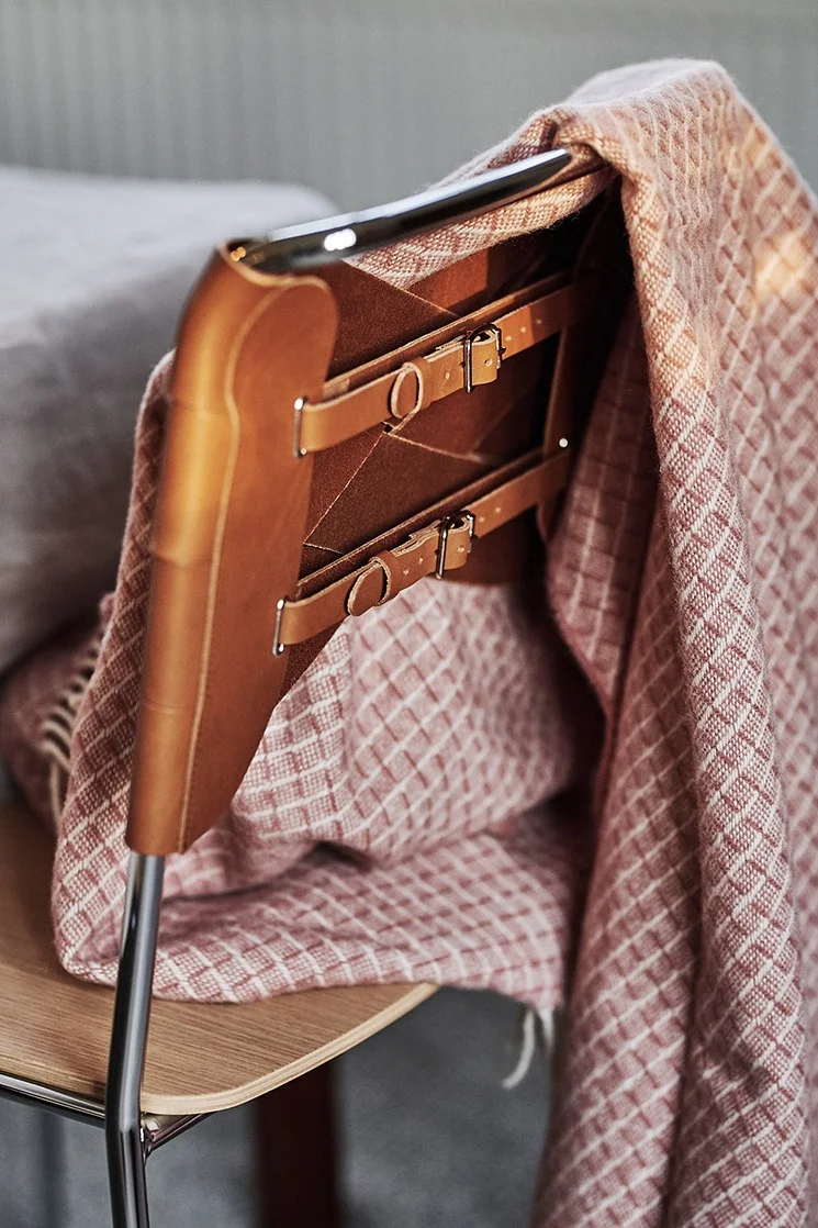 Torso stol från Design House Stockholm är en bekväm och funktionell matstol som passar perfekt till en matplats i retrostil.