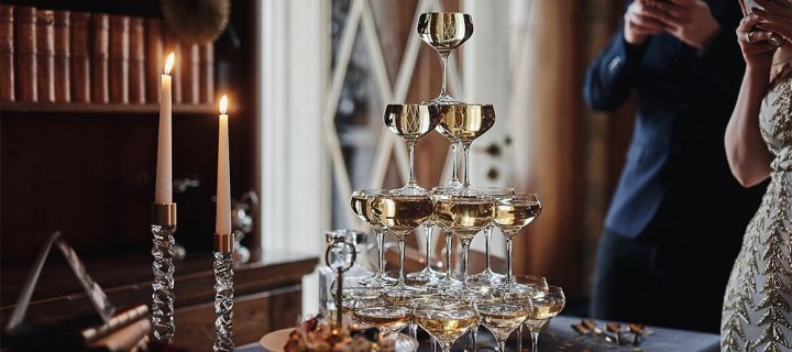 Festligt champagnetorn är nyårsfestens attraktion på Gatsby-inspirerade nyårsdukningen
