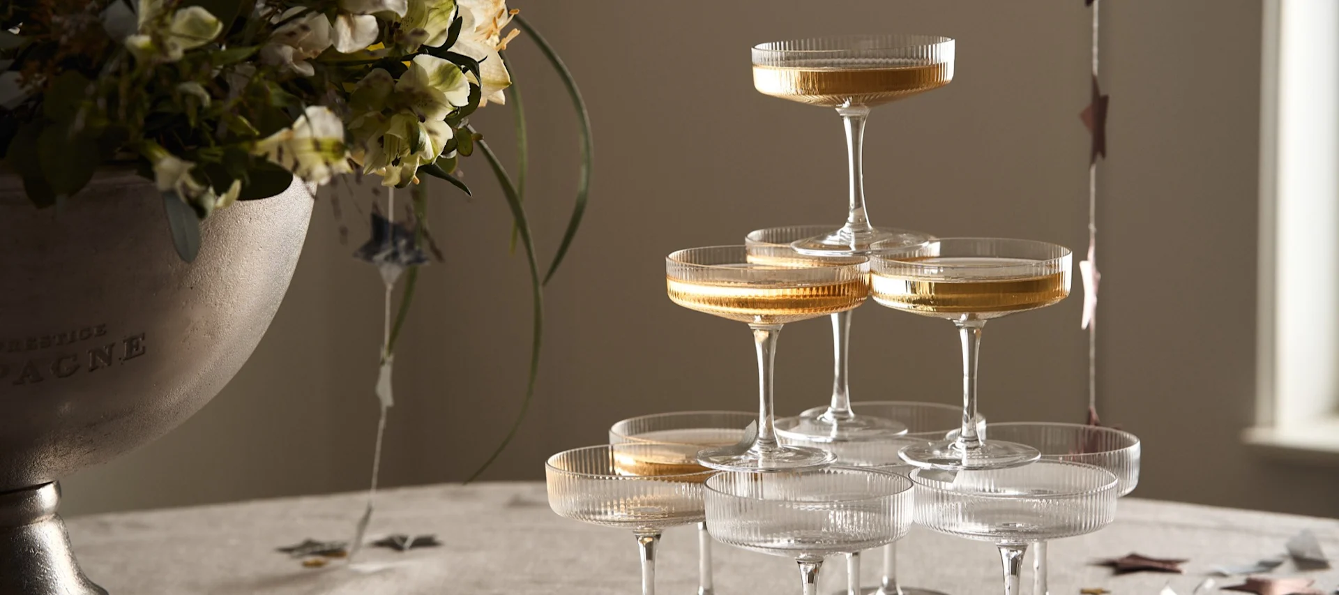 Festligt champagnetorn är nyårsfestens attraktion på Gatsby-inspirerade nyårsdukningen