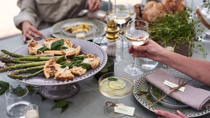 På denna trädgårdsfest serveras det vegetarisk mat och stilen på dess dukning hålls avslappnad genom att maten serveras på tårtfat från PotteryJo. 