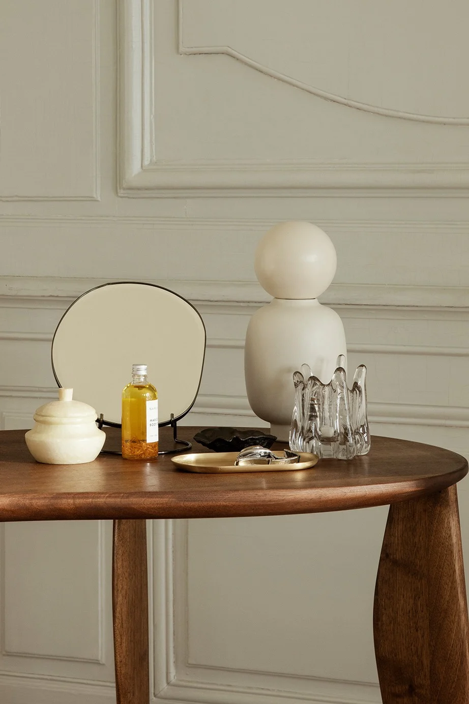 Inred med speglar för ett lyxigt hem - här är Pond bordsspegel från Ferm Living med elegant form som ger ditt hem en trendigare och lyxigare känsla.