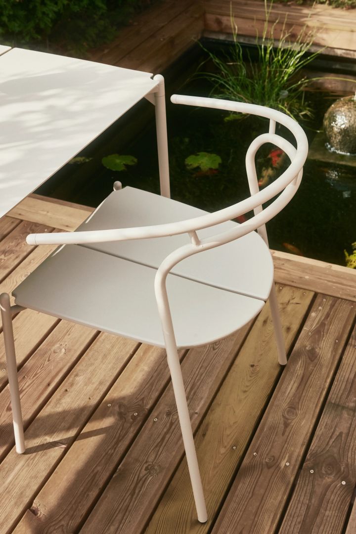 Novo stol i färgen Taupe från AYTM är som gjord för liten balkong med sin enkla, minimalistiska design.