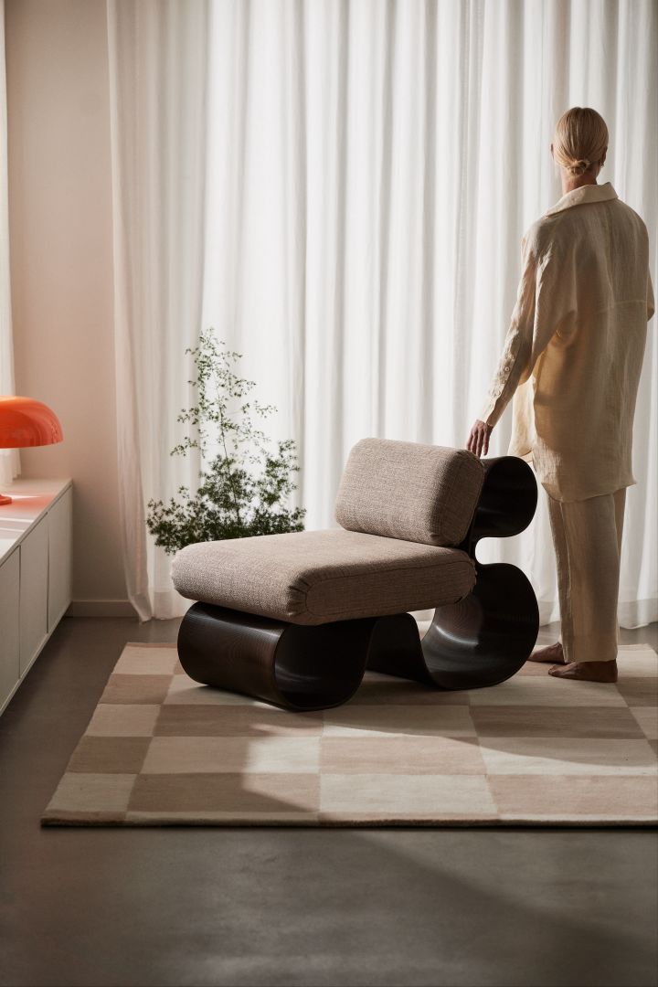 Voluminösa möbler är en av vårens stora inredningstrender 2024, bulliga, överdrivna möbler som är golvnära och som får ta plats. Här Eel loungestol från Ekbacken Studios med sin unika form där underredet har en organisk form.