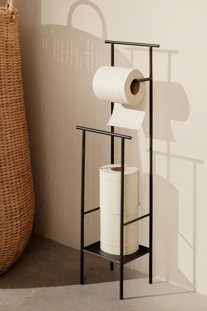 Praktiska Dora toalettpappershållare från ferm LIVING är en stilren och multifunktionell förvaring att inreda litet badrum med.