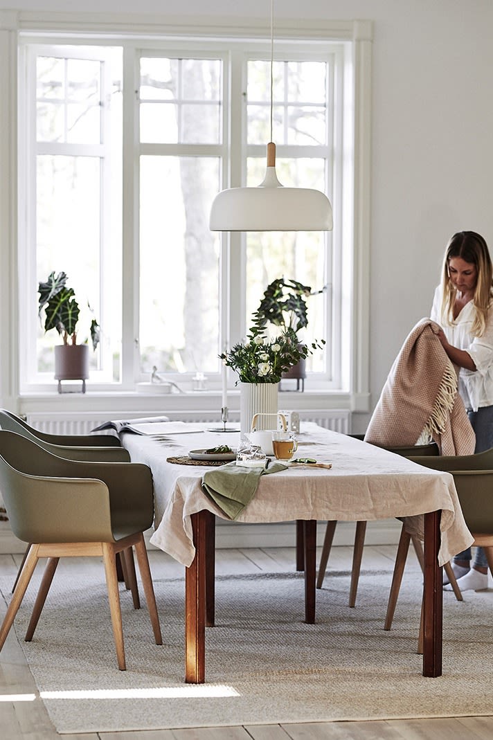 Matplats inspiration från denna matplats i skandinavisk stil med stolar från Muuto och vit taklampa från Northern. 