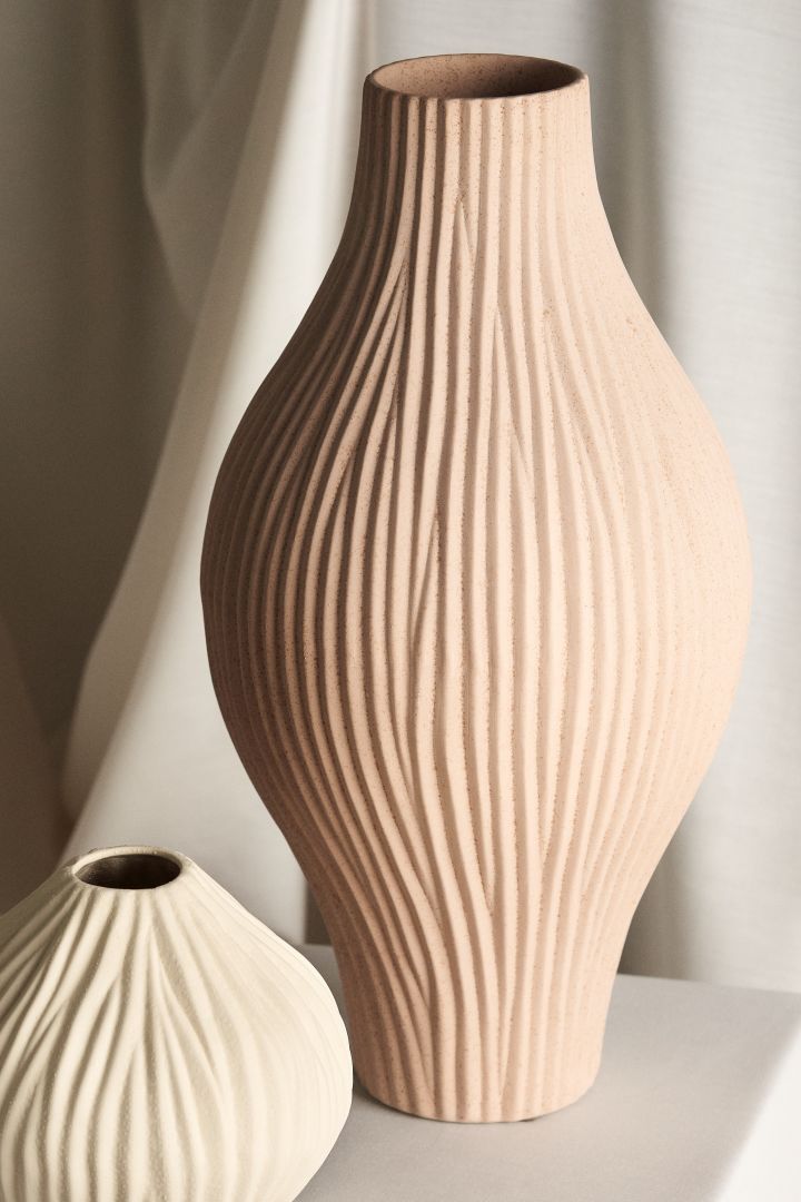Vi ser mycket persikofärgat bland årets färgtrender 2023 och inom inredning kan det ta formen av en vas i hemmet - som här i keramikvas från Lene Bjerre.