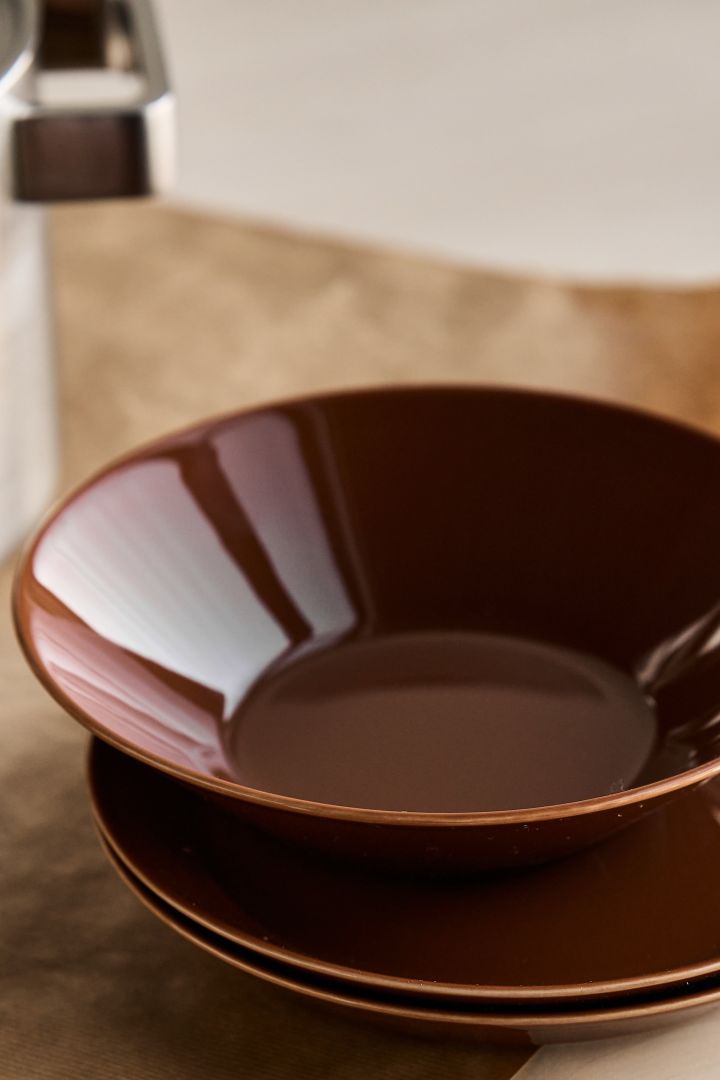 Vi ser mycket av brunt och jordnära färger inom inredning 2024, som exempelvis Teema skål i färgen vintage brun från Iittala.