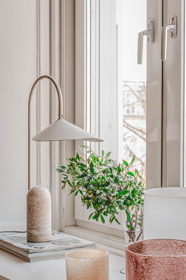 Inreda fönsterbräda – inspiration hemma hos influencern @hannesmauritzson där Arum bordslampa från ferm LIVING skapar en ombonad känsla.