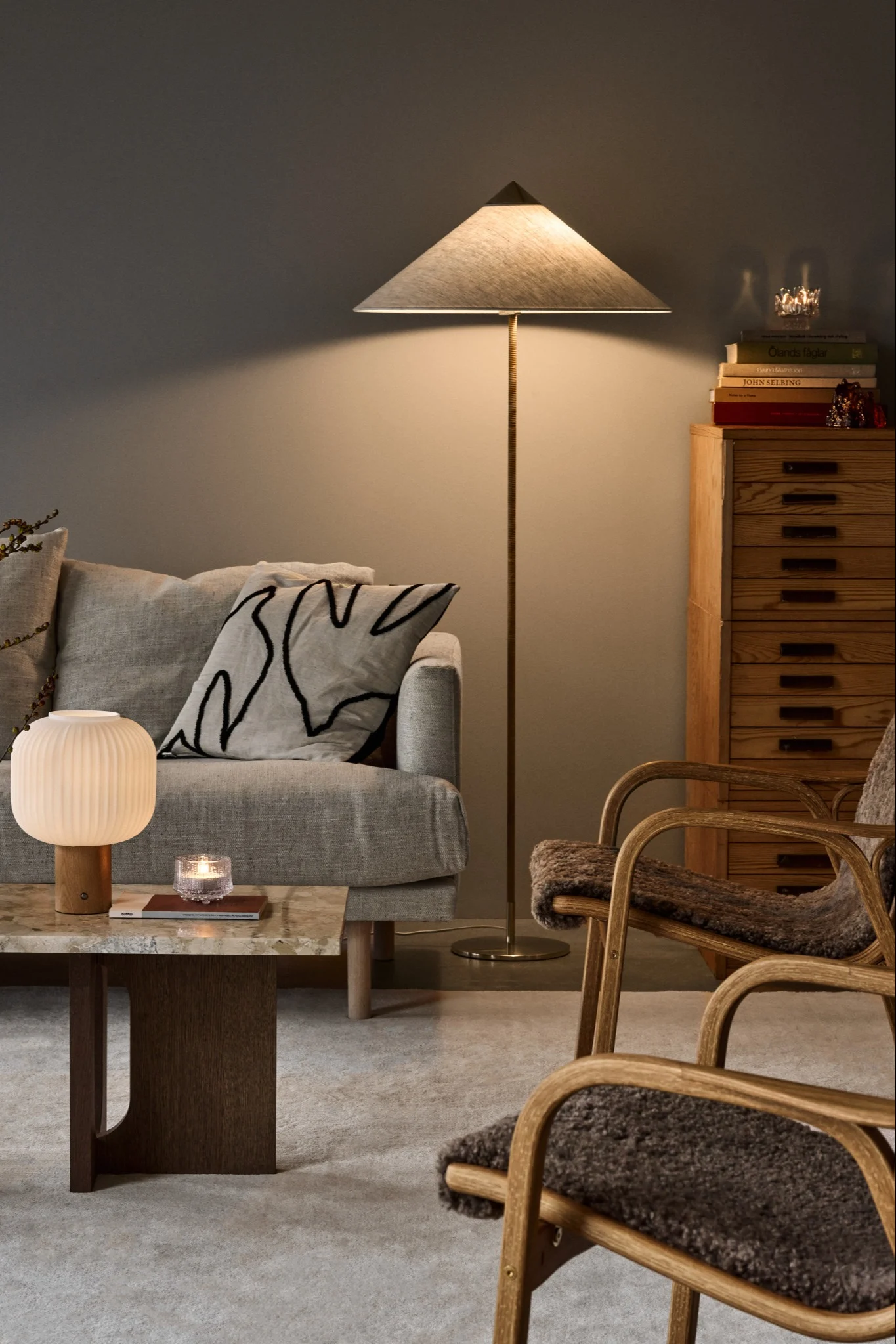 Ett vardagsrum med Fair portabel lampa från Scandi Living som står på ett bord tillsammans med två fotöljer. 