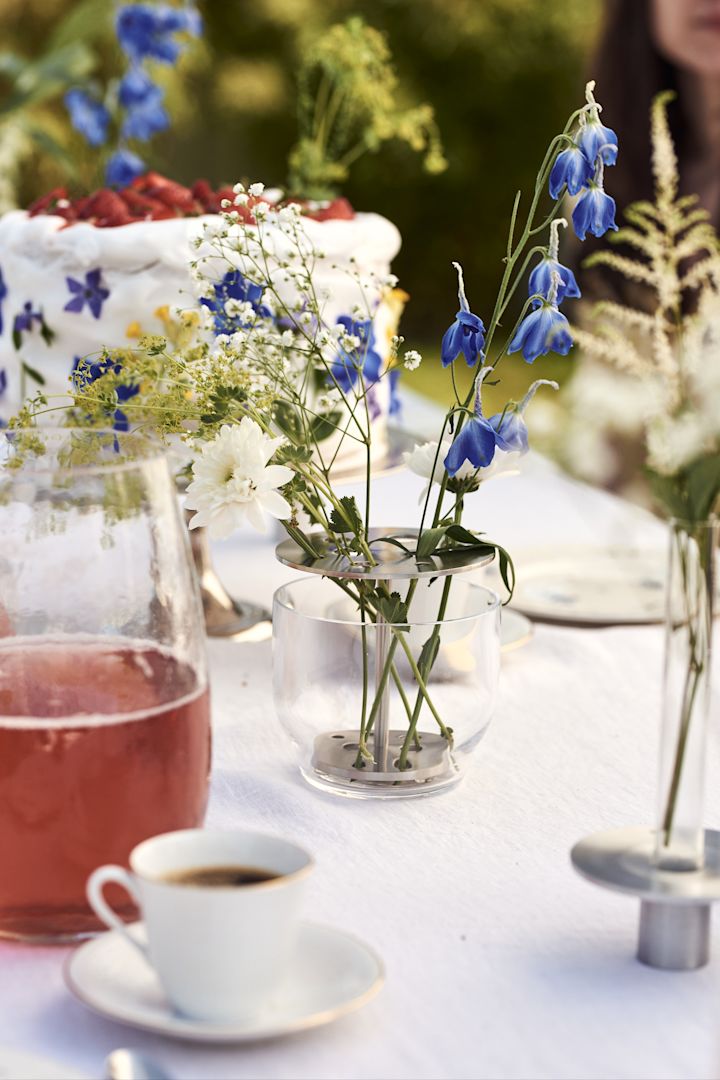 Prästkrage och midsommarblommor står i Ikebana vas i glas och rostfritt stål från Fritz Hansen.