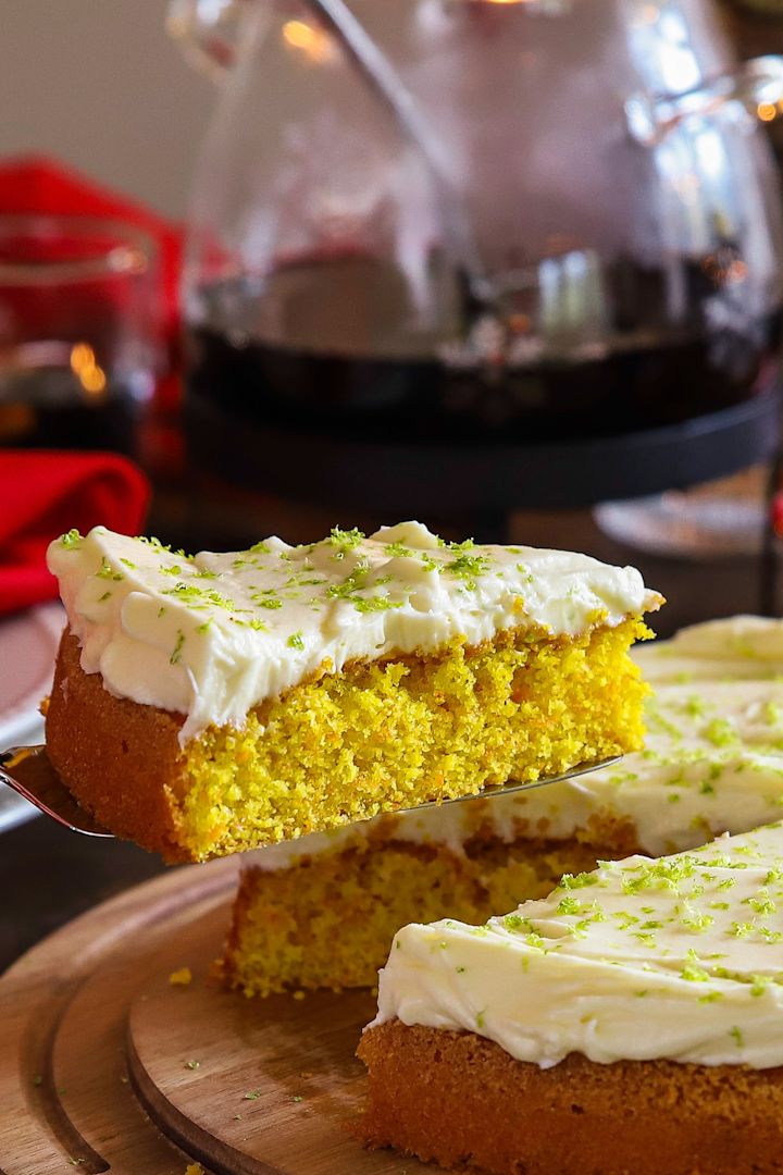 Baka med Fridas tips på enkla julrecept är en morotskaka med saffran och vaniljfrosting som serveras på en snygg skärbräda från Staub. Foto: Frida Skattberg