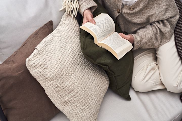 Kuddar i brunt och beige från varumärkena Scandi Living och Himla.