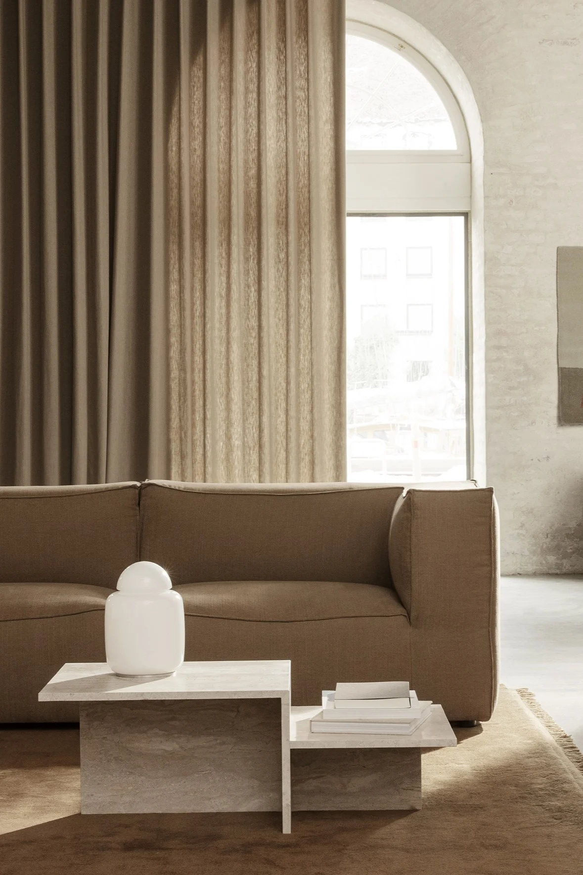 Distinct soffbord i beige marmor i ett vardagsrum med beigea och bruna toner - en av 7 beigea favoriter att satsa på i höst.