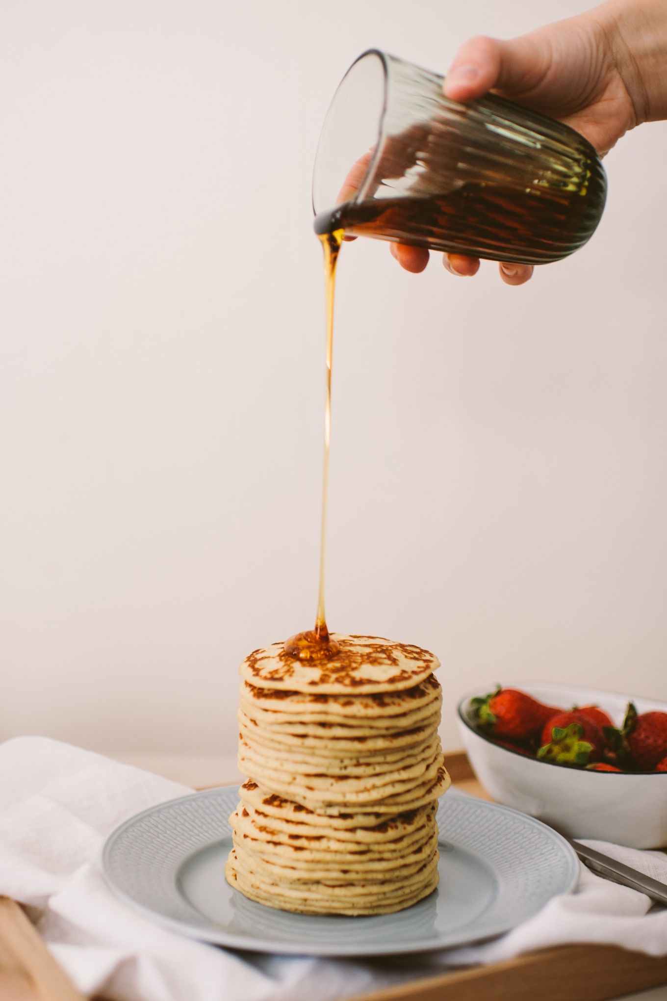 Pannkakor i torn serveras på assiett från Swedish Grace och en vacker ek-bricka med läderhandtag från Skagerak.