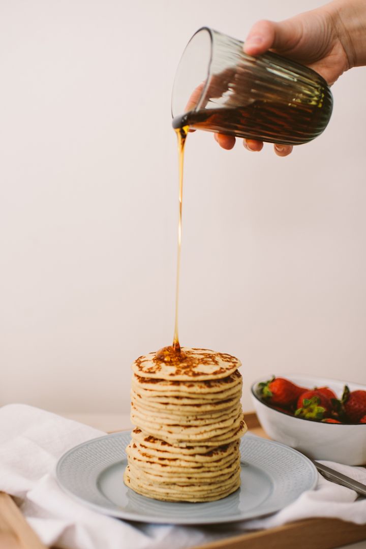 Pannkakor i torn serveras på assiett från Swedish Grace och en vacker ek-bricka med läderhandtag från Skagerak.