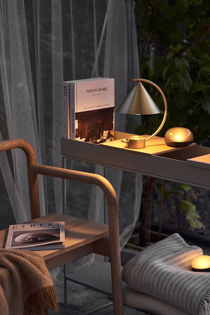Böcker och läsning är en av trenderna i höst, därför är en läshörna en av höstens inredningstrender 2021. Här är Meridian portabel lampa i mässing från Ferm Living.