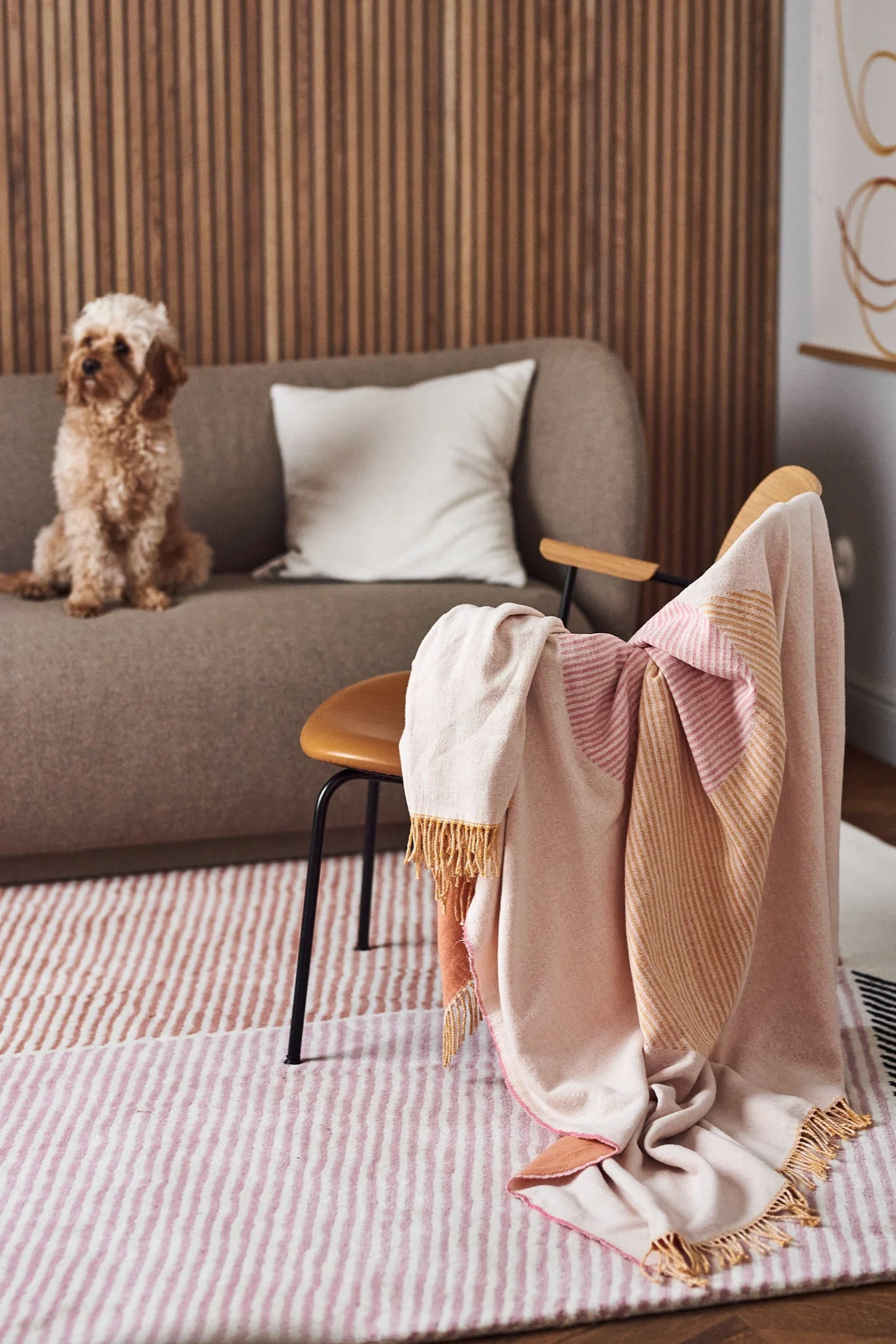 Färgglad pläd från NJRD på en fåtölj hemma hos influencern Elin Skoglund.