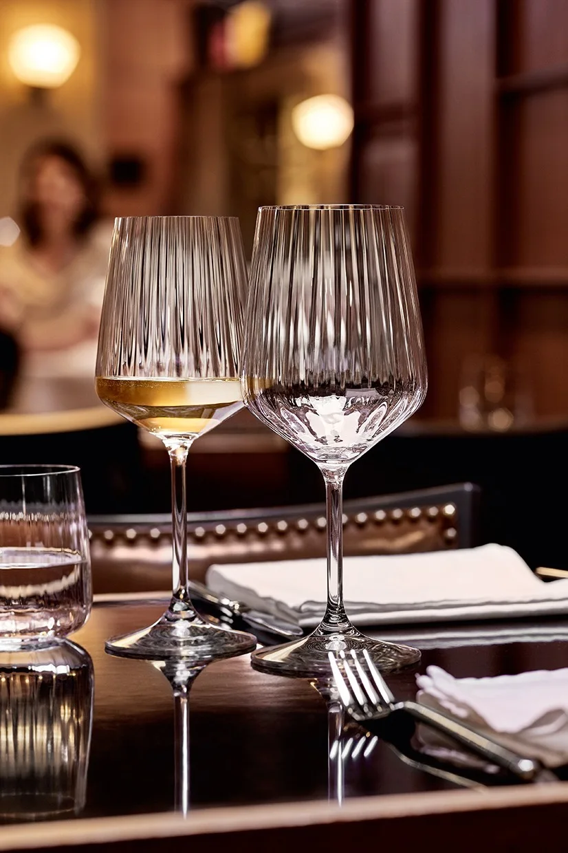 De eleganta LifeStyle-glasen från Spiegelau, här stående på ett dukat bord, skapar en stilfull dukning och inbjuder till att njuta av speciella stunder.