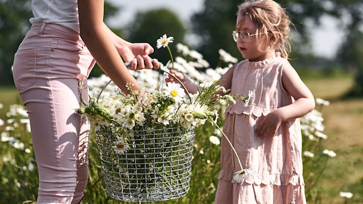 Korbo korg 24 i galvaniserat stål är perfekt för att plocka vilda blommor i. 