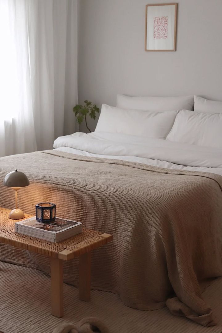 Det skandinaviska sovrummet inrett i Feng Shui-stil av @hemmahosfalk med bordslampan Flowerpot på en bänk framför sängen.
