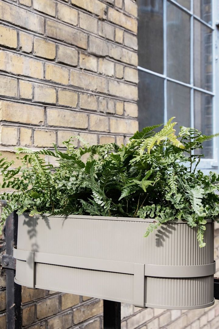 Bau balkonglåda från Ferm Living i trendig beige färg. 