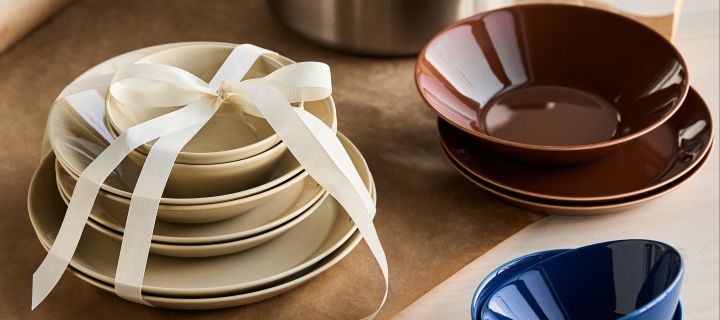 Teema-porslinet från Iittala är ett perfekt tips på presentkit för designälskaren. Här ser du klassiska Teema tallrikar och skålar i blått, beigt och rött.