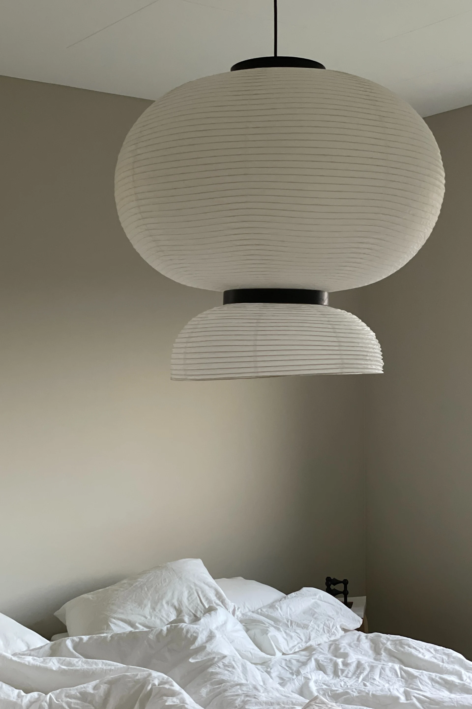 Formakami taklampa från danska varumärket &Tradition hemma hos influencern @homebynicky. Det enkla formspråket gör att den utstrålar skandinavisk design.