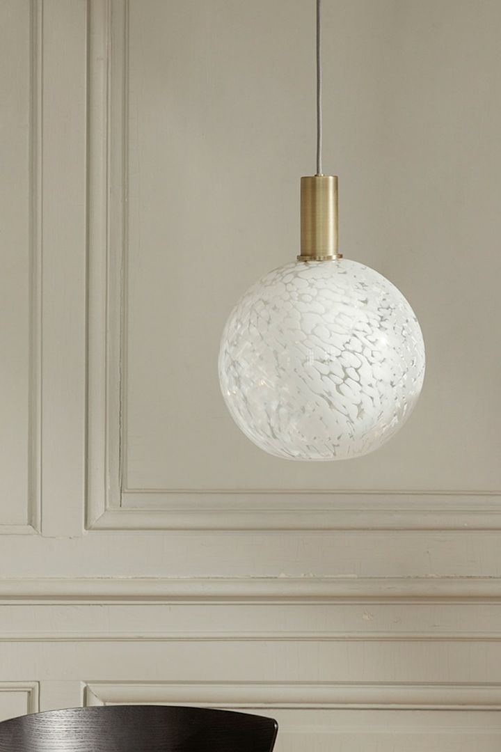 Vårens inredningstrender 2023 bjuder på mönstertrenden prickigt där vi gärna inreder med en prickig lampa från ferm LIVING i våra hem som denna i vitt.