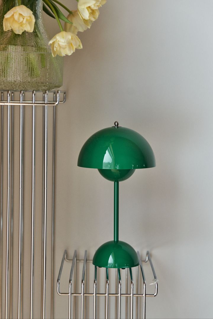 Om du vill inreda med retro vibes i ditt hem är Flowerpot VP9 portabel lampa i signalgrönt en omtyckt klassiker som ger både härlig färg och retrokänsla.