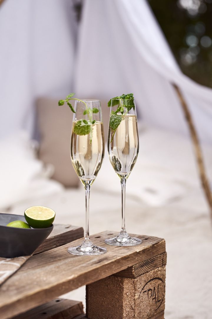 Sommardrinkar – prosecco med flädersaft serverad i raka champagneglas från Scandi Living. 