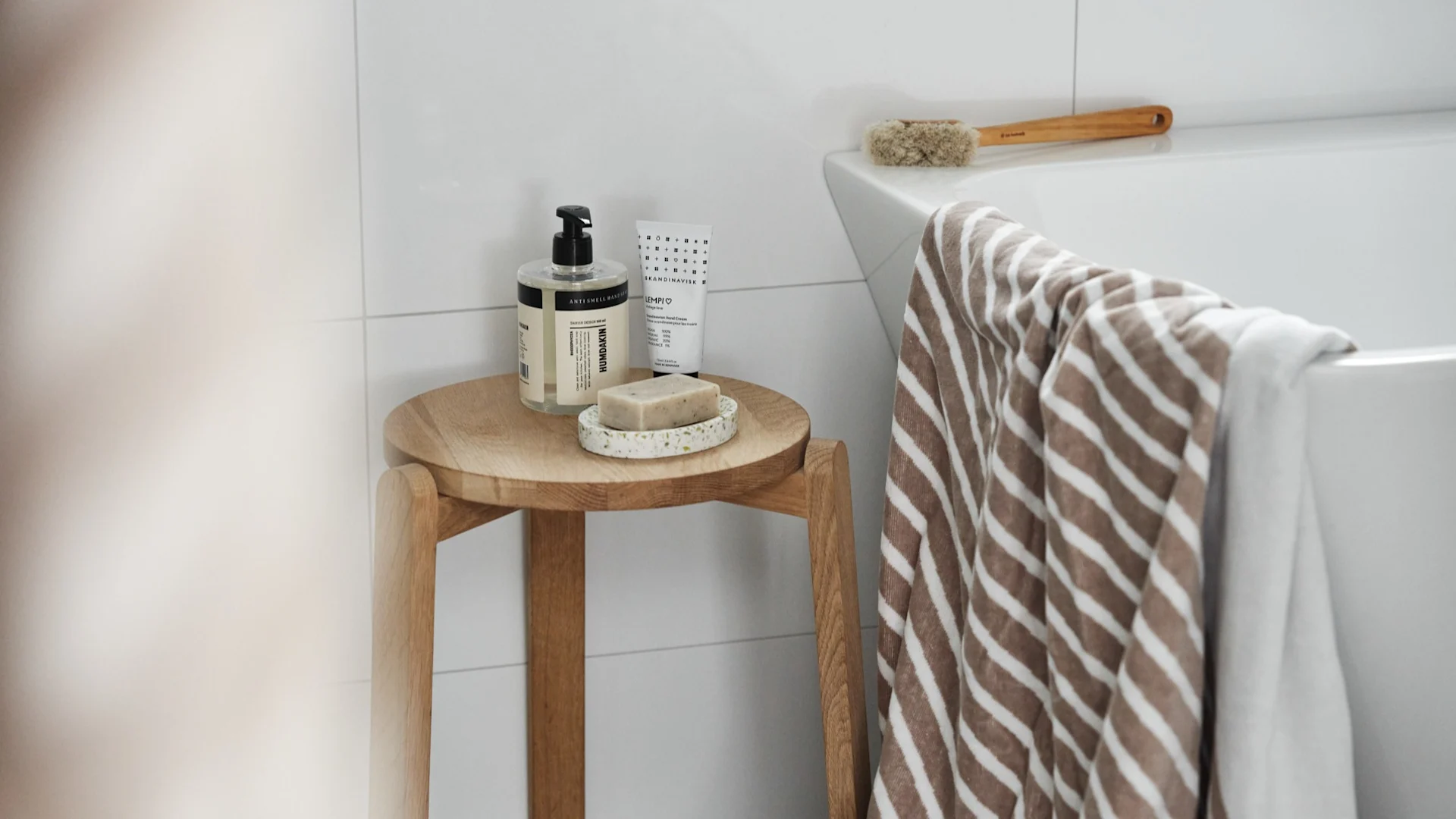 Alla hjärtans dag present: skapa en spa­dag hemma och ge bort noggrant utvalda detaljer för stunden. Här hänger Stripes-badetduken från NJRD över badkaret, intill står en pall med tvål och tvålfat från Humdakin.