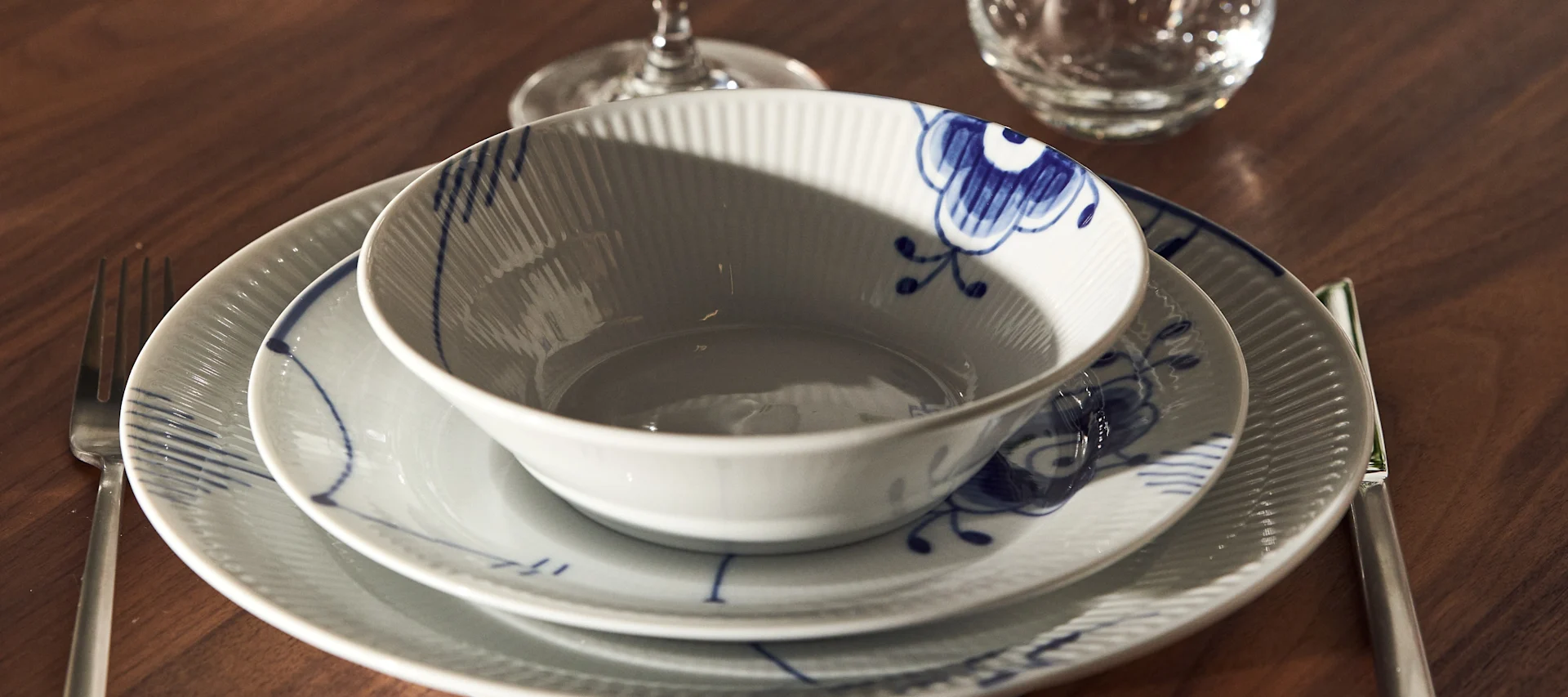 Ett tallrikskuvert med vackra Blue fluted mega tallrikar från Royal Copenhagen i klassiskt blåvitt.