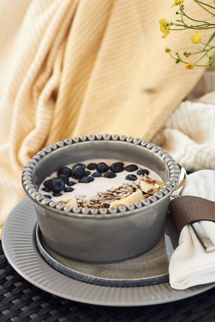 En somrig smoothie bowl med blåbär, yoghurt, banan och nötter serverad ur Daria skål från PotteryJo. 