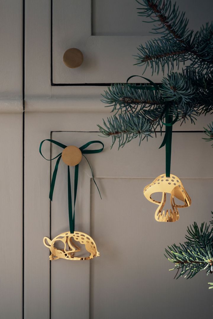 Årets julpynt 2023 skimrar, som dessa guldpläterade julhängen från Georg Jensen i motiv av rådjur och svamp. 