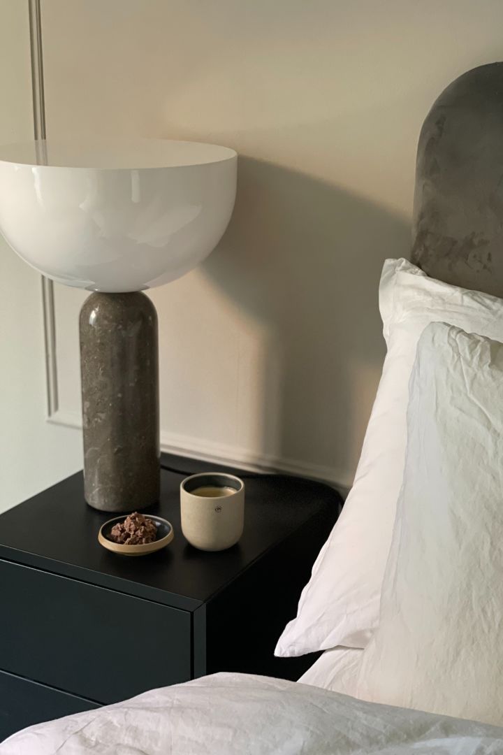 Influencern @homebynicky har gjort ”What I bought” vs ”How I styled it” och har stylat sovrummet med Kizu bordslampa från New Works.