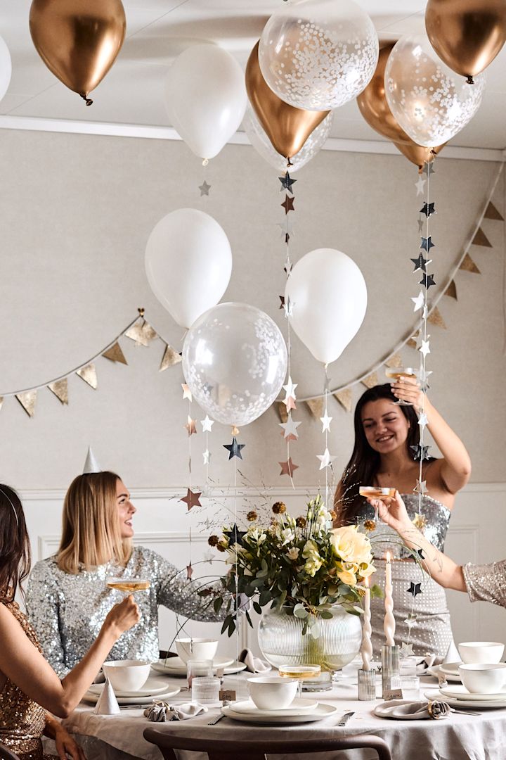 Gör en egen ballonghimmel till årets nyårsdukning 2022 för att höja festkänslan ytterligare.