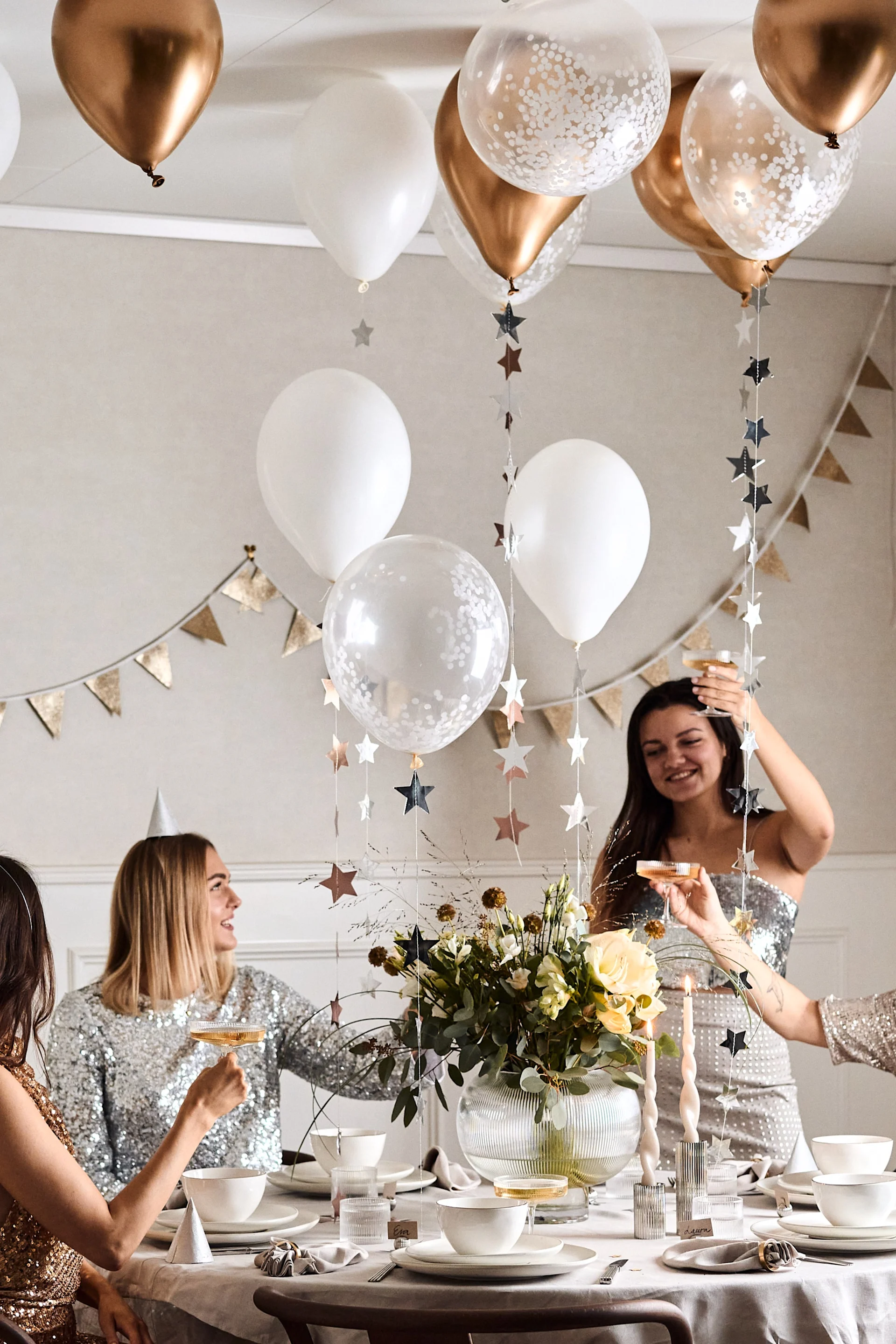 Gör en egen ballonghimmel till årets nyårsdukning 2023 för att höja festkänslan ytterligare.