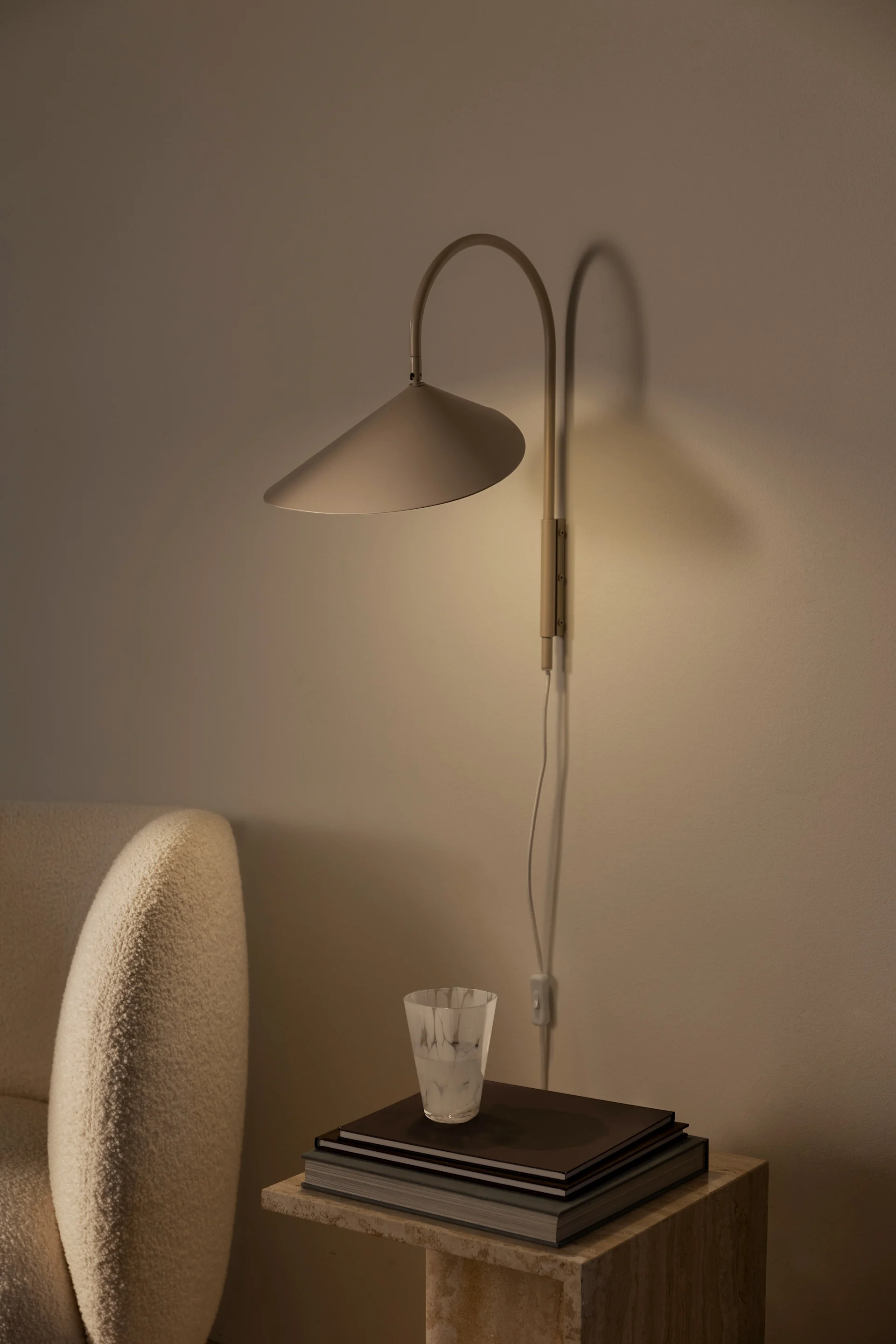 Cover stol i svart från Muuto är sann skandinavisk design och passar perfekt in i moderna hemmet. 