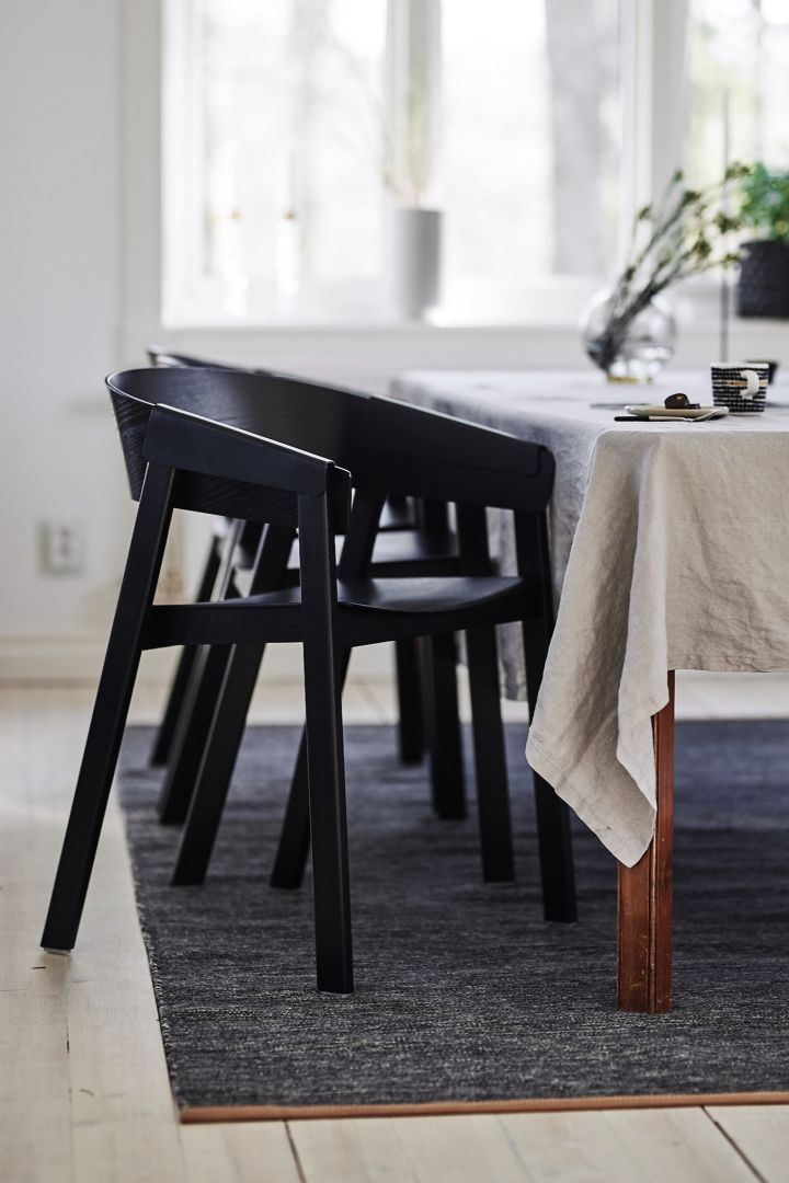 Cover stol i svart från Muuto är sann skandinavisk design och passar perfekt in i moderna hemmet. 