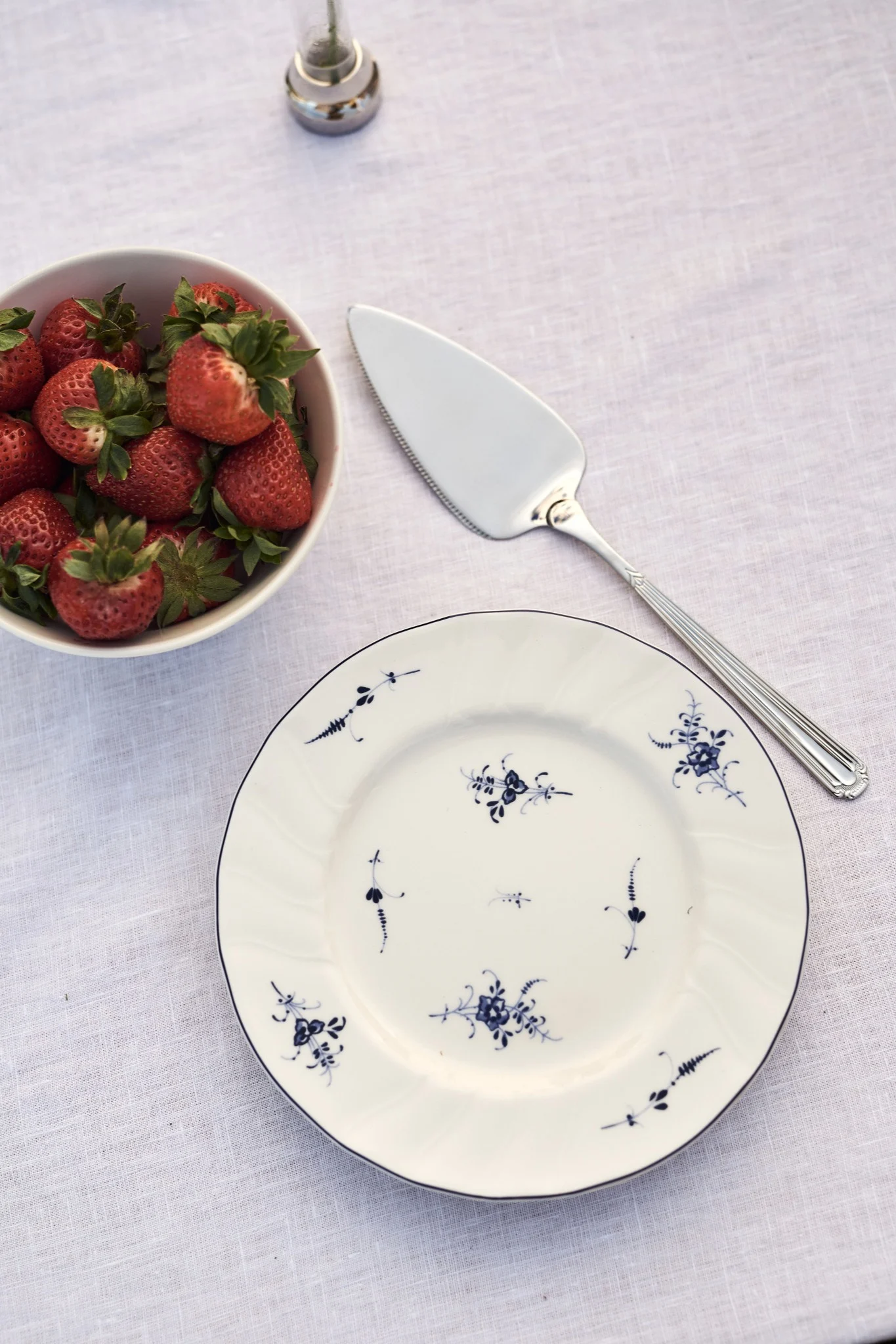 Duka med blåvitt porslin till midsommar - här romantisk tallrik från Villeroy & Boch. 