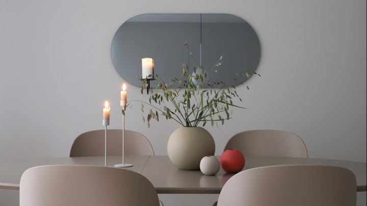 En matplats med klassisk skandinavisk inredning i rofylld stil med beigea färger och vaser från Cooee Design. 
