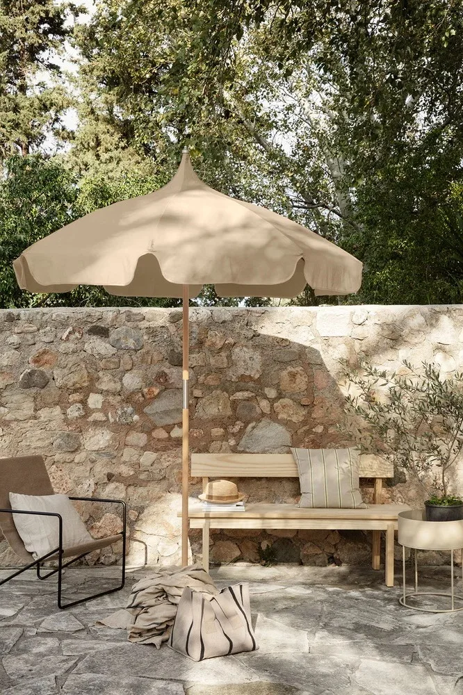 Låt din inspireras till en balkong med tillgång till skugga med Lull parasoll i färgen cashmere från Ferm Living. Ett stilrent, lite mindre parasoll som passar perfekt på den lilla balkongen eller uteplatsen.