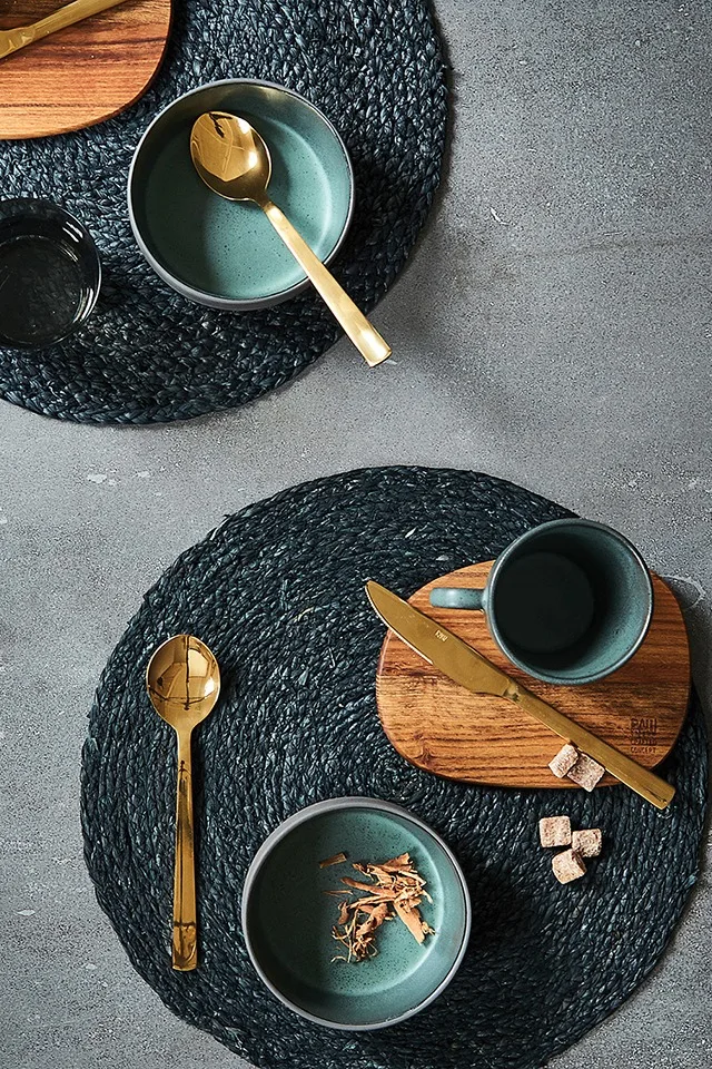 Raw guldbestick från Aida tillsammans med rustik keramik.