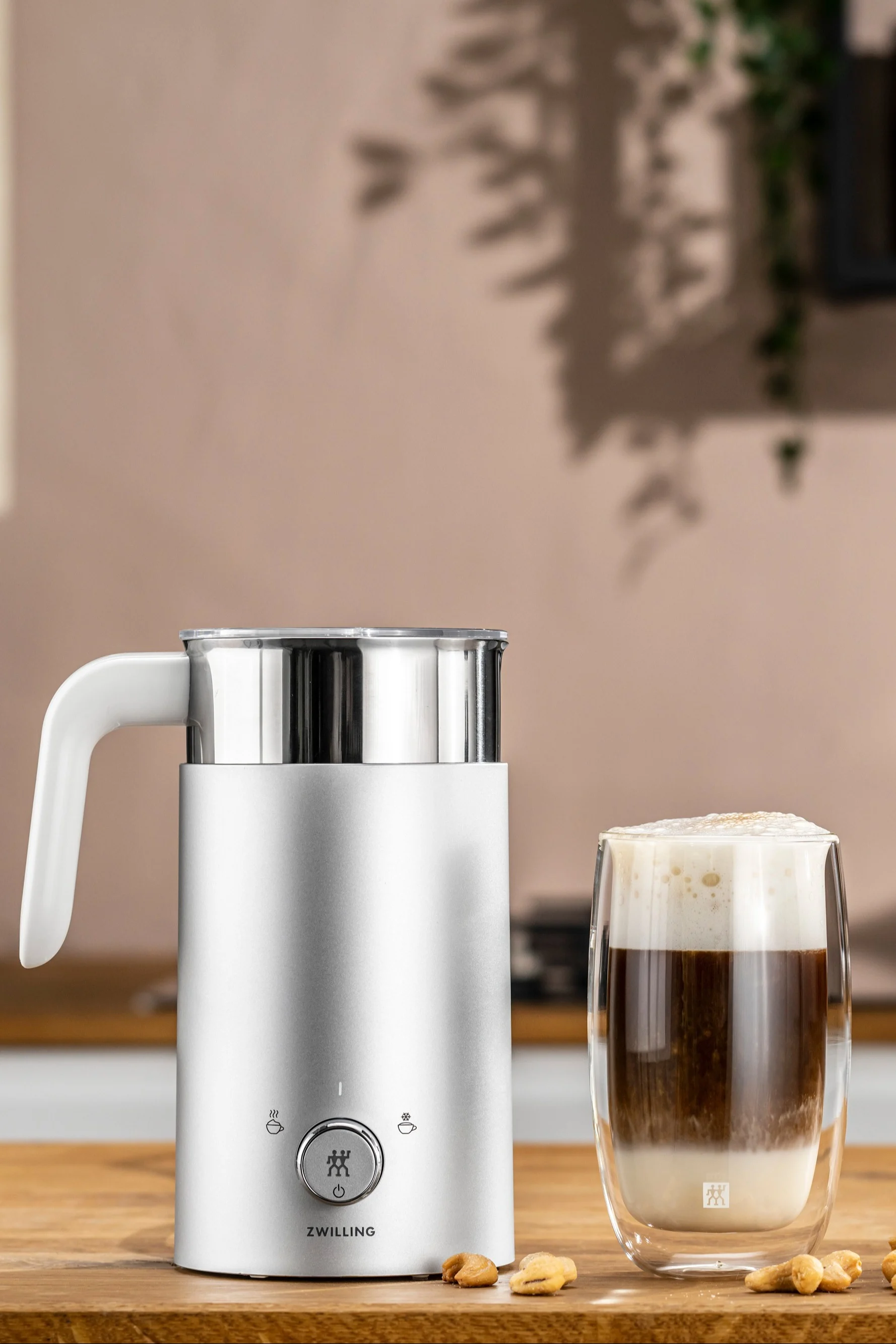 En elektrisk mjölkskummare är den perfekta presenten till pappor som uppskattar en god cappuccino, eftersom den gör arbetet så mycket enklare. Här kan du se Zwillings mjölkskummare bredvid en kopp cappuccino.