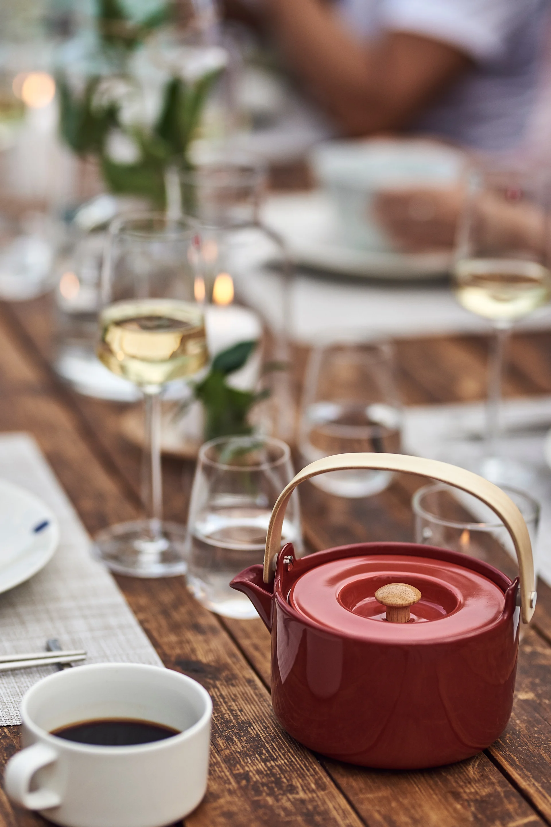 Röda Oiva tekannan från Marimekko adderar färg till sommarfestens dukning som går i vitt.