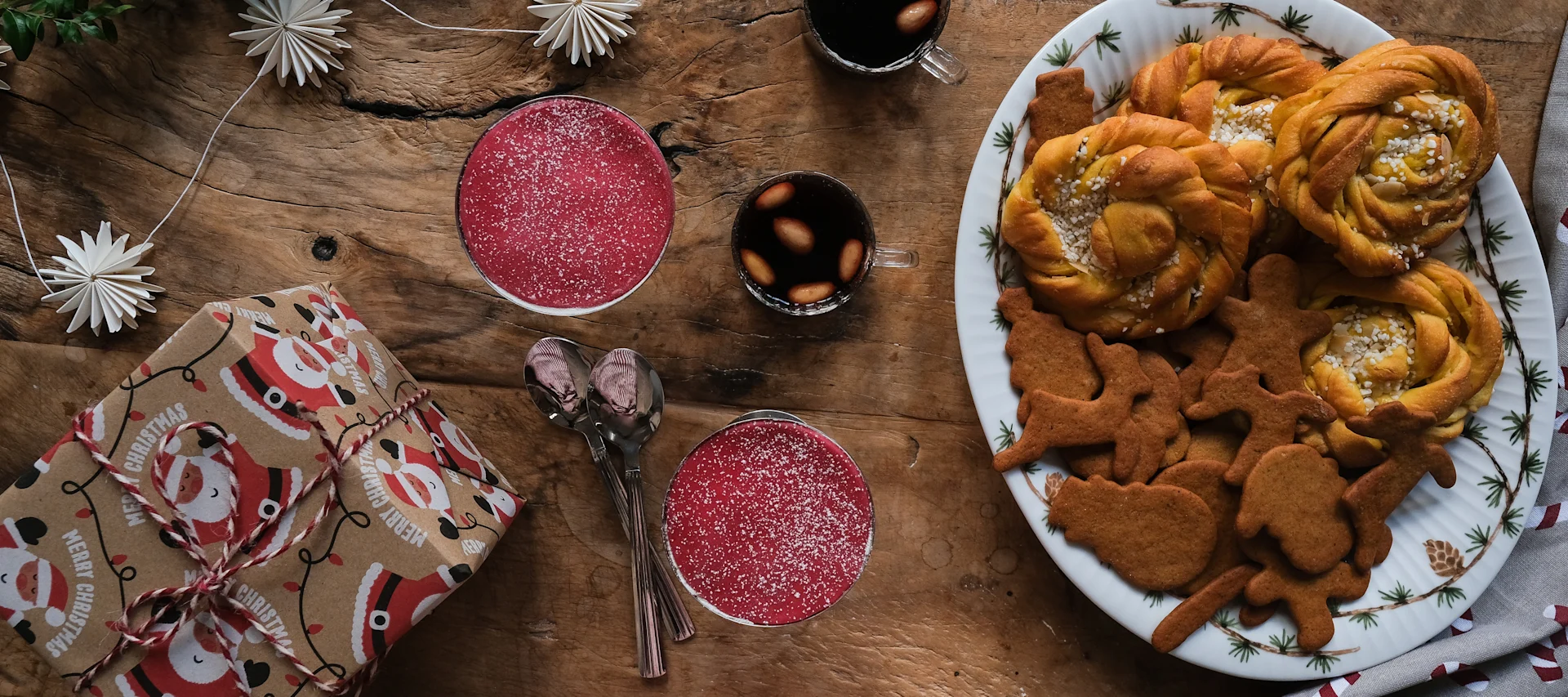 Baka med Frida delar med sig av recept där hon visar hur man bakar pepparkaksdeg, saffransbullar med vanilj och prinsesstårta med saffran för årets julbak.