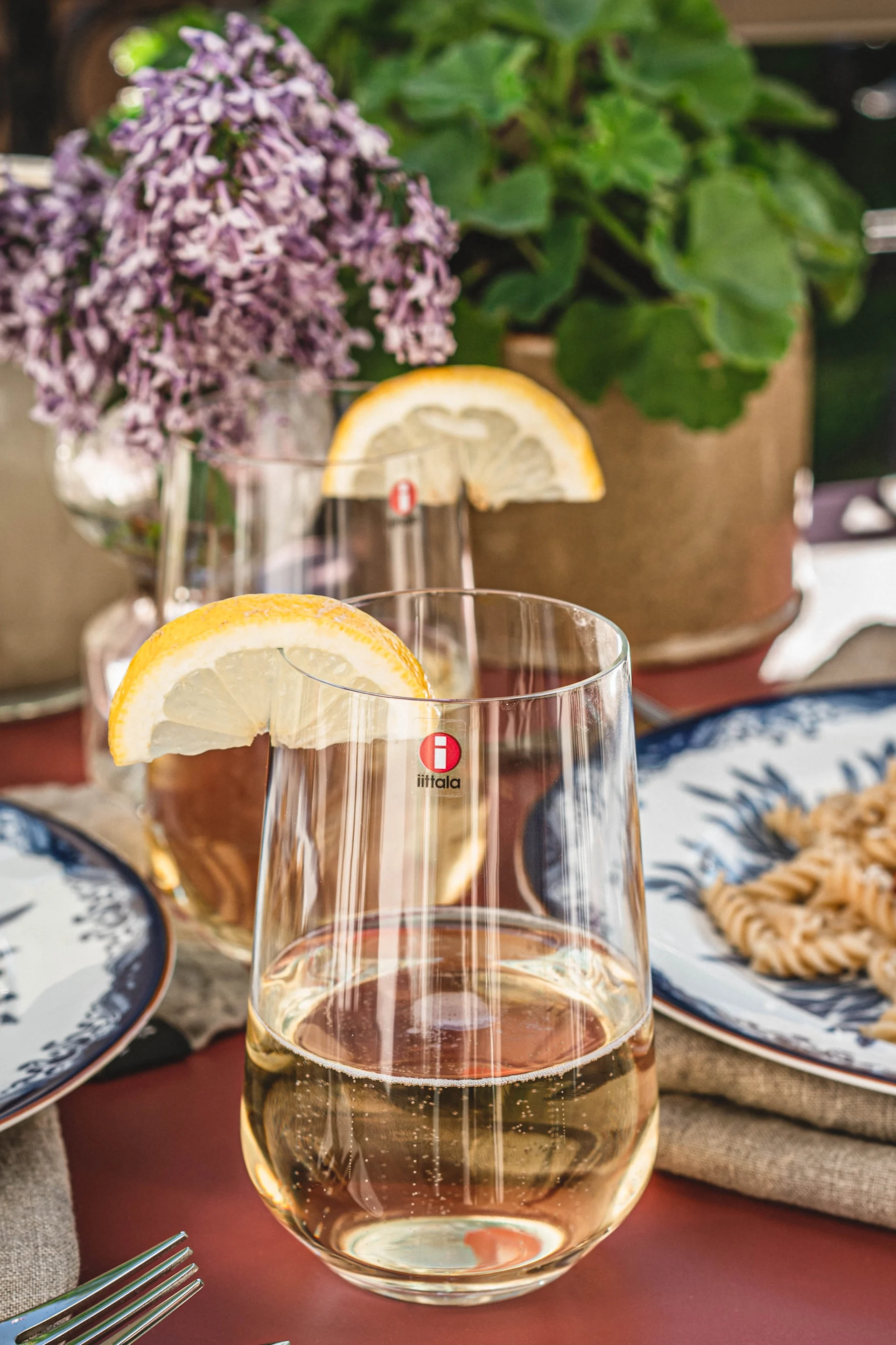 Essence dricksglas med svalkande sommardryck i serveras till middagen.