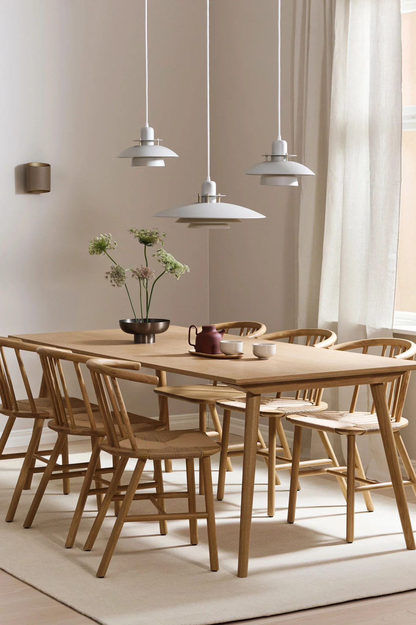 Här ser du idéer för belysning i matsalen för ett långt bord. Picasso-lampan hänger i en rad om tre och Sinne-lampan hänger på väggen. 