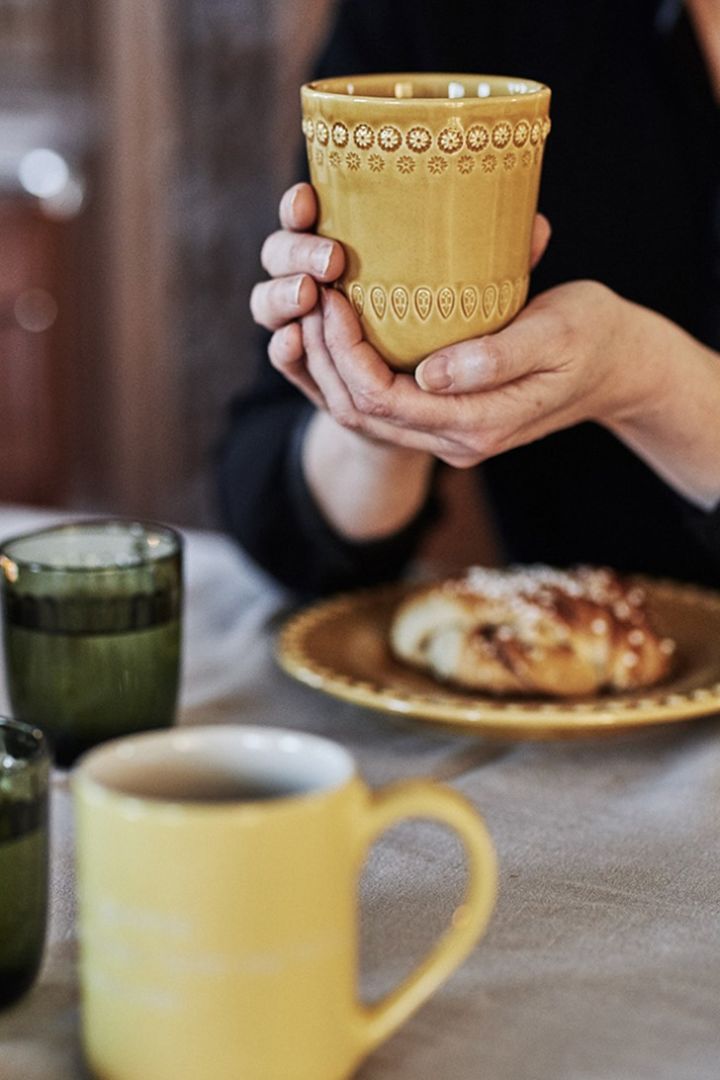 Gul kaffekopp från PotteryJo passar utmärkt in i en matplats i retrostil och är en rymlig kaffekopp.