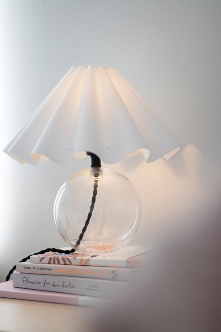 Judith bordslampa från Globen Lighting är ett tips på en romantisk lampa med plisserad lampskärm, som ger ifrån sig behagligt ljus i ditt sovrum.